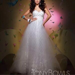 Tony Bowls Le Gala Size 6 White Maxi Dress